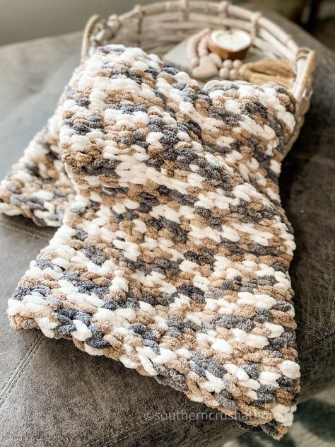 Warm up this winter with a handmade chunky loop knit blanket! This easy crochet pattern is perfect for beginners and only takes a few hours to make. #southerncrushathome #chunkyblanketdiy Knitting With Hands, Finger Knit Blanket, Loop Blanket, Loop Yarn Blanket, Loop Yarn Patterns, Chunky Blanket Diy, Chunky Yarn Blanket, No Sew Fleece, Chunky Blankets