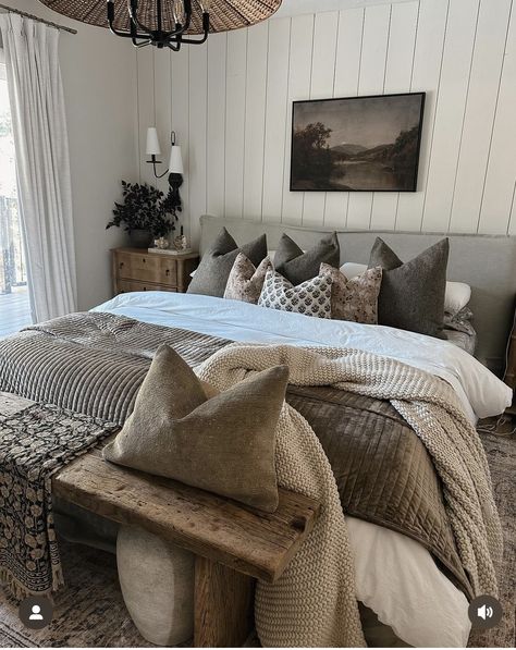 Grey Bedframe Room Ideas, Grey Bed Frame Bedroom Ideas, Modern Rustic Bedroom, Grey Headboard Bedroom, Modern Rustic Bedrooms, Room Ideas Cozy, Rustic Bedroom Design, Grey Bed Frame, Grey Headboard