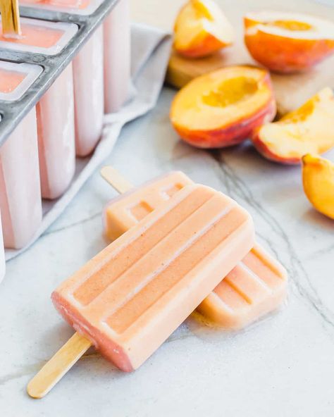 Creamy peach popsicles made with just 5 ingredients are the perfect way to celebrate fresh summer fruit. This recipe is dairy-free too! Peach Yogurt Popsicles, Protein Popsicles, Peach Popsicles, Donut Peach, Healthy Late Night Snacks, Banana Nice Cream, Fruit Pops, Frozen Dessert Recipe, Homemade Popsicles