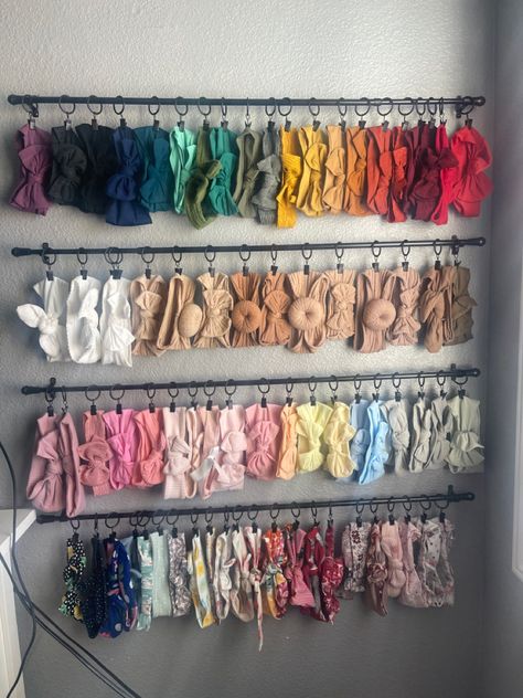 Bow Storage Ideas Diy, Hair Bow Storage Ideas Diy, Dollar Tree Diy Bow Holder, Newborn Bow Organization, Nursery Hair Bow Holder, Headband Hanger Diy, Bow Hanging Ideas Nursery, Baby Bow Organization Head Bands, Diy Bow And Headband Holder