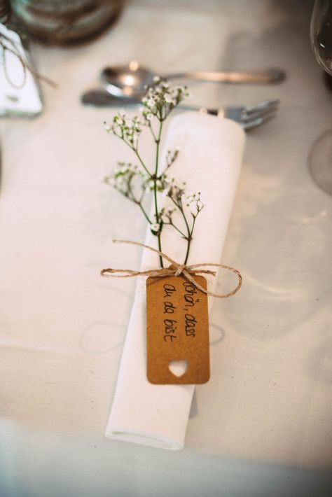 Auch die Servietten können schlicht aber schön im vintage Stil dekoriert werden! Ein Bändchen, bisschen Schleierkraut und eine liebe Nachricht an eure Gäste passen gut zur vintage Tischdeko. Urban Interior Design, Wedding News, Wedding Napkins, Wine And Dine, Marry You, Wedding Time, Wedding Mood Board, Bohemian Wedding, Just Married