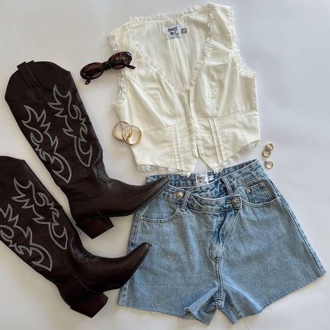 Aesthetic Cowgirl, Botas Western, Cowgirl Style Outfits, Looks Country, Cowgirl Aesthetic, 3d Tattoos, Rodeo Outfits, Western Style Outfits, Nashville Outfits