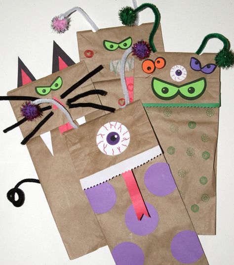 Kids monster puppets activity! Supplies: brown lunch sacks, eyeball stickers, pipe cleaners, construction paper, glitter pom-poms. Halloween Bags Diy, Halloween Treat Holders, Summer Art Projects, Preschool Art Projects, Paper Bag Crafts, Halloween Arts And Crafts, Family Learning, Inner Critic, Diy Crafts For Kids Easy