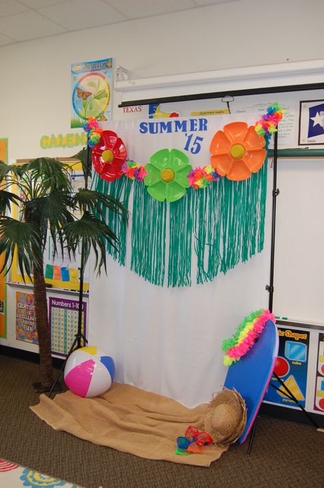 Dollar Tree serving platters turned into flowers for a summer luau backdrop. String up by drilled holes and using jute. Wrap leis around and attach DT hula skirt grass. HaveAShindig.com Luau Backdrop, Hawaiian Photo Booth, Kids Luau, Trendy Party Decor, Flower Birthday Party, Aloha Party, Deco Jungle, Luau Birthday Party, Hawaiian Birthday