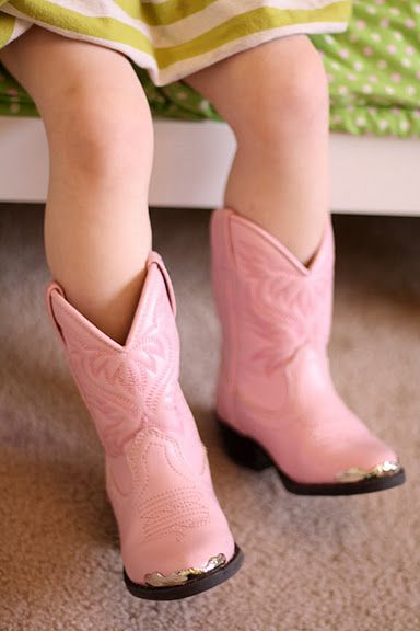 Little pink cowgirl boots are so cute! #Littlecowgirl #cowboyboots #pink #cute Baby Cowgirl Boots, Baby Cowboy Boots, Clothes Country, Spoiled Baby, Angel Bebe, Baby Clothes Country, Pink Cowboy Boots, Pink Cowgirl Boots, Cowgirl Baby