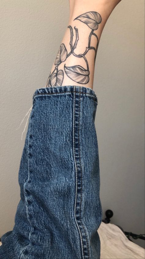 Golden Pathos Tattoos, Pothos Leaves Tattoo, Aesthetic Plant Tattoo, Plant Leg Tattoos Women, Pothos Leg Tattoo, Pothos Leaf Tattoo, Pathos Tattoo Sleeve, Pathos Drawing, Pothos Plant Tattoo Simple