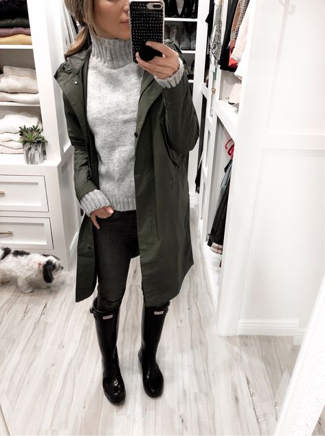 Long Rain Jacket Outfit, Fall Outfits Women Rainy Day, Rainy Day Outfit Ireland, Rainy Day Walking Outfit, Outdoor Rainy Day Outfit, Rainy Walk Outfit, Rainy Day Outfit Boots, Rain Day Outfit Aesthetic, Winter Rain Outfit