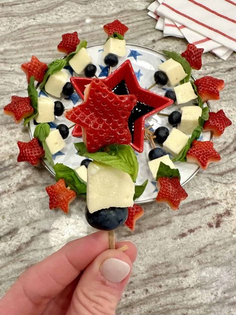 Brie Skewers, Star Shaped Food, Patriotic Appetizers, Food Skewers, Labor Day Party, Brie Recipes, Patriotic Food, Fruit Skewers, Breakfast Party