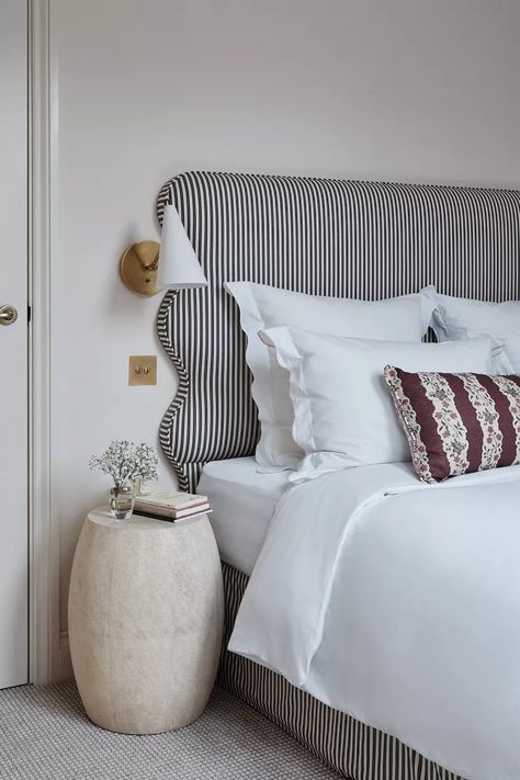 Bedroom With Headboard Ideas, Airbnb Small Bedroom, Hotel Room Bed Design, Striped Bed Frame, Small Hotel Bedroom, Cottage Master Bed, Bed Heads Ideas, Matilda Djerf Bedroom, Monotone Bedroom