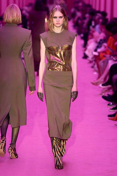 Sportmax Fall 2022 Ready-to-Wear Collection | Vogue Winter 2022 Fashion Trends, Winter 2022 Fashion, 2022 Fashion Trends, Runway Fashion Couture, Women Tie, Fashion Couture, Bra Dress, Runway Trends, 2022 Fashion