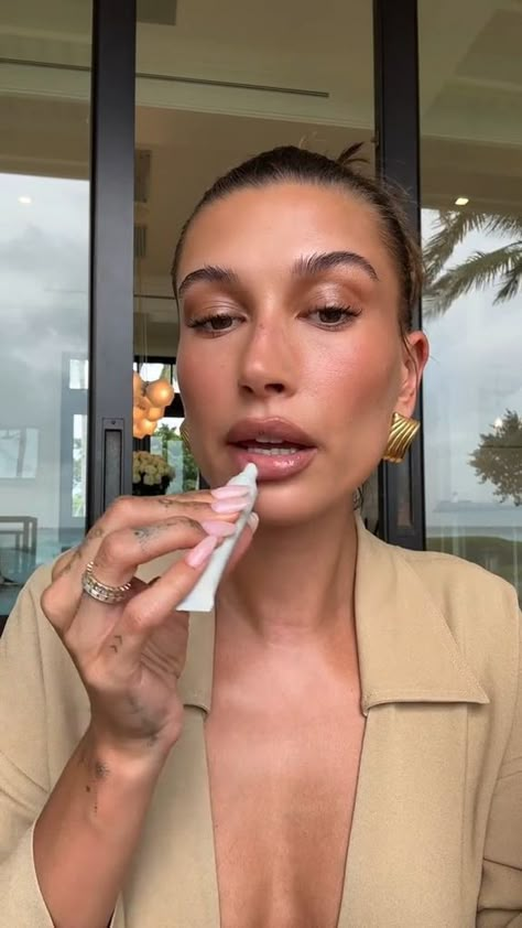 When Hailey Bieber decides to swap her trademark glazed donut skin for a TikTok viral look you know it must be good. Enter “latte makeup,” a laid-back interpretation of summer bronze that’s as irresistible as your daily cup of coffee. Click for a make up breakdown... Hailey Bieber Glowy Makeup, Hailey Bieber Natural Nails, Hailey Beiber Make Up Looks, Hailey Bieber Glam, Hailey Bieber Makeup Looks, Fall Makeup 2023, Hailey Makeup, Hailey Bieber Makeup, Hayley Bieber