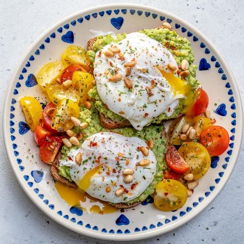 Avocado Ideas, Egg Avocado Toast, Cooking Poached Eggs, Avocado Poached Egg, Easy Poached Eggs, Avocado Recipes Healthy, Egg Avocado, Avocado Dessert, Avocado Health Benefits