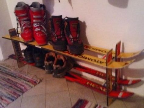 Vintage Ski Shelves, Ski House Decor Interiors Cozy, Ski Furniture, Ski Ideas, Ski Chair, Ski House Decor, Old Skis, Ski Condo, Ski Lodge Decor