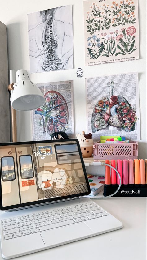 Ipad Medical School, Med Student Desk Setup, Medical University Aesthetic, Med Student Desk, Medical Study Aesthetic, Medical Student Desk, Medstudent Aesthetic, Medschool Aesthetic, Nurse Desk