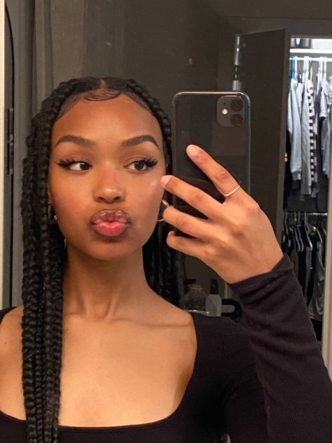 Insta Pics Black Woman, Cute Poses Selfie, Aesthetic Braids For Black Women, Selfie Pics Ideas, Selfie Ideas Black Women, Black Girls Instagram Posts, Selfie Ideas Instagram Black Woman, Mirror Selfie Black Women, Selfie Ideas Poses