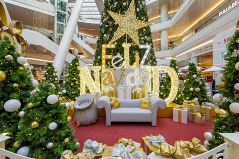 chilango - Vive en grande Navidad y Buen Fin en estos centros comerciales Ideas Decoracion Navidad, Office Reception Design, Commercial Display, Christmas Tree Art, Reception Design, English Activities, Navidad Christmas, Church Decor, Booth Design