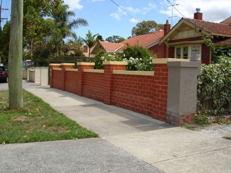 Classic red brick fence with capping stone coloured to match house Stone Compound Wall, Red Brick Fence, Brick Wall Gardens, Fancy Fence, Fence Gate Design, Fence Designs, Aluminium Gates, Compound Wall, Brick Fence