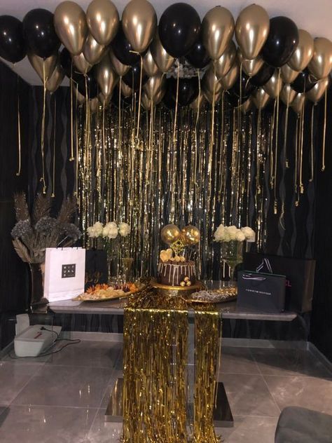 Masquerade Party Decorations At Home, Bottle Service Theme Party, 21st Colour Theme, 30th Birthday Ideas Decorations, Black Gold Balloons Decoration, 40th Birthday Decoration Ideas For Women Black And Gold, 60th Decoration Ideas, Small Party Ideas For Adults, Man’s Birthday Party Decor