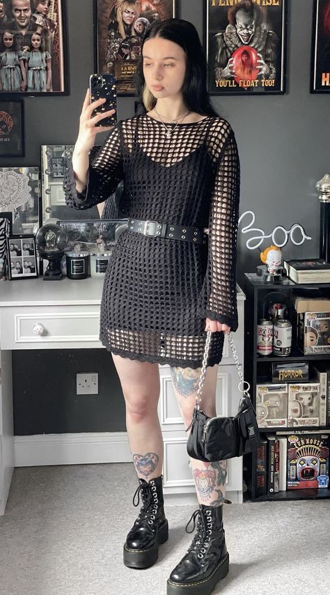 Grunge Outfits Crochet, Bring Me The Horizon Outfit, Goth Outfits For Summer, Crochet Goth Clothes, Fishnet Dress Outfits, Black Boho Outfits, Dark Boho Outfits, Goth Crochet Patterns Free, Diy Edgy Clothes