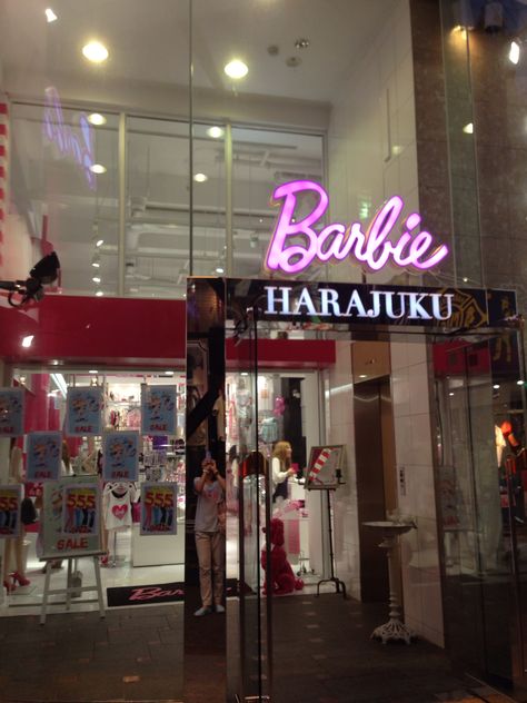 This is Barbie store, so cute, isn't it? Barbie Shopping, Barbie Store, Barbie Tingz, Go To Japan, Shopping Mall, So Cute, Harajuku, Neon Signs, Japan