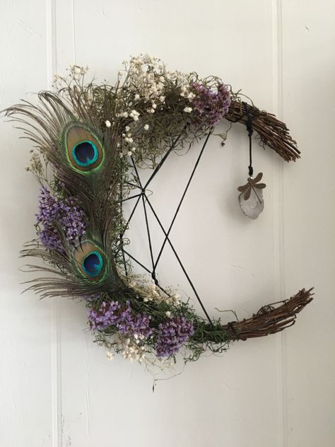 Witchy Craft ~ DIY Moon Wreath – The Magickal Cottage Diy Moon Wreath, Diy Slinger, Grapevine Garland, Couronne Diy, Diy Moon, Moon Wreath, Decoration Vitrine, Wiccan Crafts, Pagan Crafts