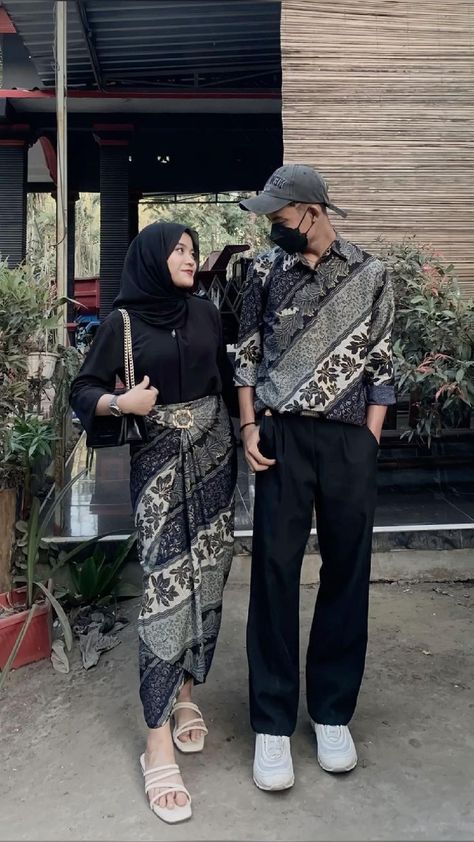 Outfit Kondangan Cowok, Ootd Couple Hijab, Kondangan Couple, Mix And Match Outfits Hijab, Ootd Couple, Kondangan Outfit, Ootd Korean Style, Batik Couple, Couples Modeling