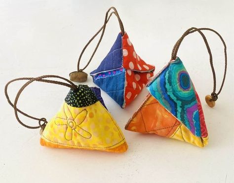 Stitching in the moment | These little pyramid pouches are fun to make | Facebook Pyramid Bag, Triangle Pouch, Fabric Boxes, Pouch Pattern, Sewing Bags, Coin Pouch, Sewing Bag, Christmas Crafts Diy, Bag Pattern