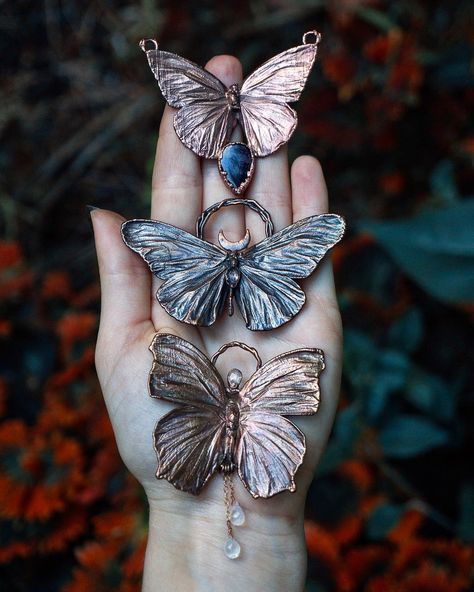 𝖚𝖓𝖗𝖚𝖑𝖞 𝖆𝖑𝖈𝖍𝖊𝖒𝖞 ✧ on Instagram: “✨Top Sold✨New year, new butterfly babies! 🤩 Loving this batch of real electroformed butterfly necklaces! Middle is $120 and bottom is $130…” Butterfly Necklaces, Copper Jewellery, Diy Jewelry Tutorials, Silver Rings With Stones, Beachglass Jewelry, Metal Clay Jewelry, Electroformed Jewelry, Witchy Jewelry, Bridesmaid Jewelry