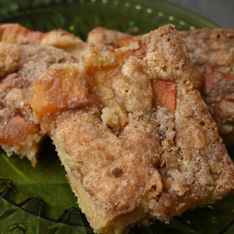 Peach Blondies, Southern Summer, Cinnamon Crumble, Bakers Chocolate, Blondies Recipe, Peach Cobbler Recipe, Crumble Topping, Peach Cobbler, Baking Flour