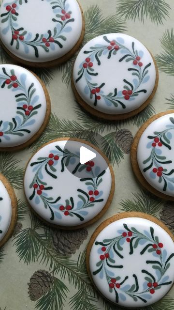 Ginger Bread House Cookies, Christmas Door Cookies Decorated, Iced Biscuits Christmas, Simple Christmas Sugar Cookies, Iced Christmas Cookies Decorating Ideas, Gingerbread Decorated Cookies, Christmas Tree Cookies Decorated Royal Icing, Decorate Christmas Cookies, Royal Iced Christmas Cookies