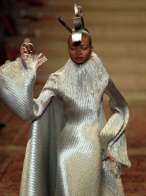 Givenchy Haute Couture by Alexander McQueen 1997 Debra Shaw, Lee Mcqueen, Givenchy Haute Couture, Lee Alexander Mcqueen, Savage Beauty, Mcqueen Fashion, Mc Queen, Couture Mode, Futuristic Fashion