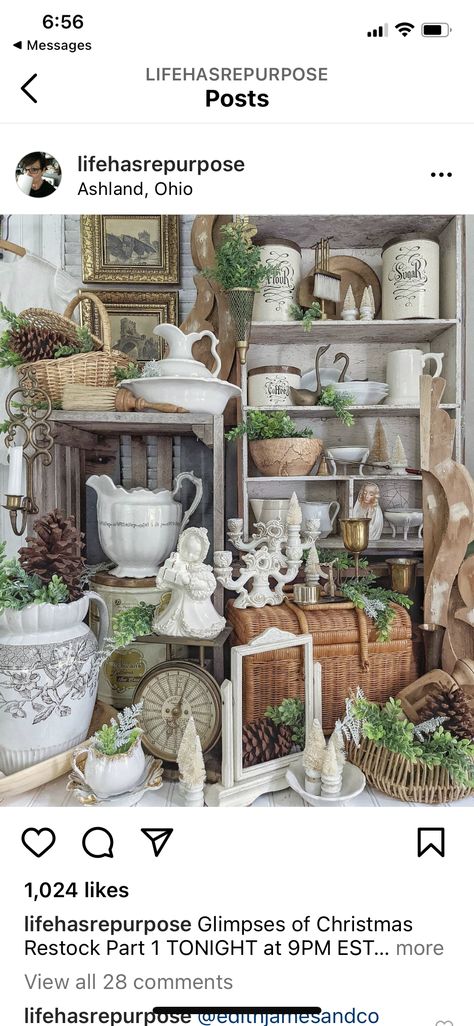 January Booth Ideas, Antique Booth Ideas Staging, Booth Aesthetic, Vintage Market Booth, Creative Booths, Green Farmhouse, Vintage Booth Display, Christmas Booth, Antique Farmhouse Decor