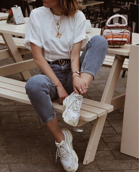 Dad Shoes Outfit, Chunky Sneakers Outfit, Vintage Chic Fashion, Outfit Ideas Korean, Sneakers Outfit Summer, Tennis Outfit Women, Thrifted Outfits, Trending Sneakers, Tennis Clothes