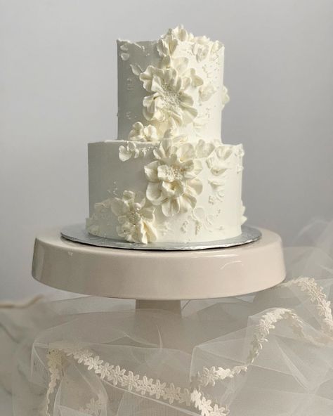 Wedding Cake Frosting, Piping Buttercream, Petal Cake, White Buttercream, Mini Wedding Cakes, Buttercream Flower Cake, White Frosting, Wedding Cake Photos, Buttercream Wedding Cake