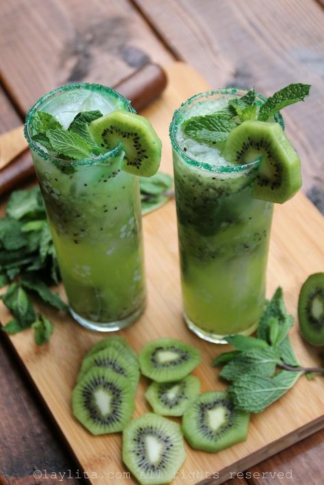 Kiwi Mojito, Kiwi Drink, Mojito Recept, Easy Mocktail Recipes, Blueberry Mojito, Mojito Cocktail, Mojito Recipe, Refreshing Summer Drinks, Small Food Processor