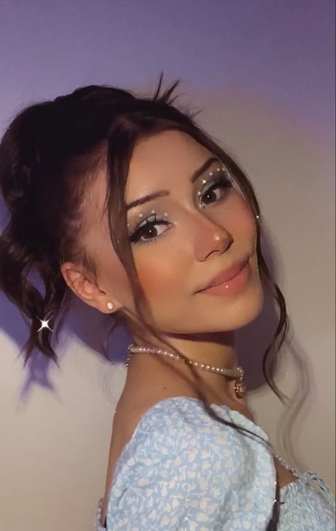 makeup with blue eyeshadow and pearls aesthetic Makeup With Light Blue Outfit, Pearl Festival Makeup, Light Blue Rhinestone Makeup, Light Blue Glam Makeup, Makeup For Light Blue Dress, Makeup For Silver Dress, Makeup With Pearls, Makeup Concert, Disco Makeup