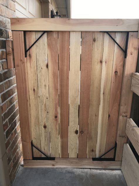 Cedar Fence Gate Ideas, Diy Outdoor Gate Ideas, Diy Gate Outdoor, Wood Gate Diy, Driveway Gate Diy, Building A Wooden Gate, Cedar Gate, Building A Gate, Diy Gate