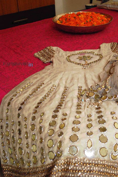 Mirror Work Suits Design, Off White Frock, Mirror Work Suit, Mirror Work Dress, White Frock, Suit Punjabi, Outfits Indian, Design Mirror, Party Wear Gown