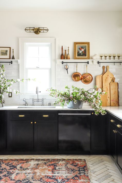 Vintage art is a on display in so many homes. And the Kitchen is the latest place we love it. Decorating Ideas For Kitchen, Modern Vintage Kitchen, Vintage Decorating Ideas, Kitchen 2024, I Spy Diy, Vintage Decorating, European Kitchens, Vintage Farmhouse Kitchen, Vintage Kitchen Decor