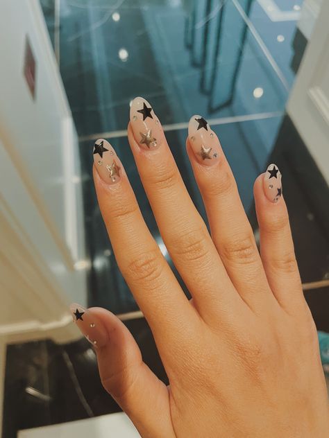 Black Silver Star Nails, Star Theme Nails, Stargirl Nails Short, Yk2 Nails Stars, Lana Del Rey Nails Inspiration, Rockstar Girlfriend Nails, Rockstar Gf Nails, Stargirl Lana Del Rey, Silver Star Nails