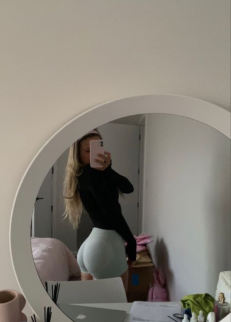 Arch Pics Blonde, Bum Pic Ideas, Blonde Gym Girl Aesthetic, Blonde Girl Mirror No Face, Nike Pros Mirror Pic, Blonde Girl Mirror, Body Mirror Pics, Back Arching Pose, Home Gym Mirrors