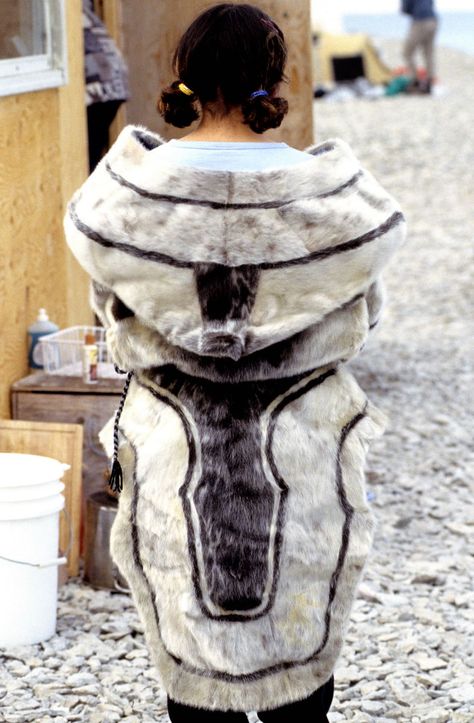 inuit Inuit Clothing, Inuit People, Native Women, Water Tribe, Inuit Art, Free Photographs, Traditional Fashion, Indigenous Art, Fur Coats