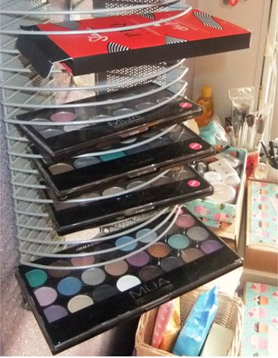 Store Makeup Palettes, Vanity Station, Vanity Setup, Beauty Diy Skincare, Rangement Makeup, Organize Makeup, Cd Rack, Cd Holder, Natural Beauty Makeup