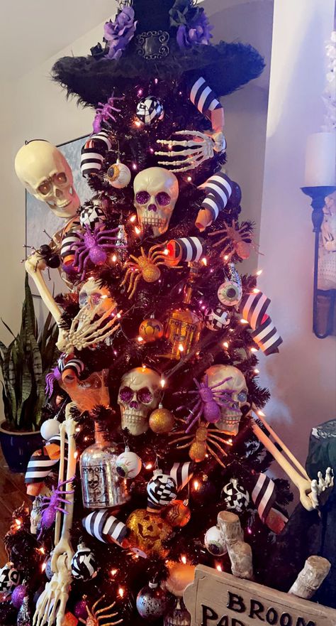 Scary Halloween Christmas Tree, Halloween Decorated Christmas Trees, Halloween Tree Ideas Indoor, Halloween Xmas Tree Decorations, Halloween Christmas Tree Ideas, Halloween Trees Ideas, Black Halloween Tree, Halloween Tree Topper, Spooky Halloween Tree