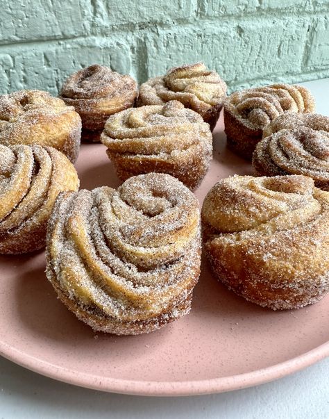 Cinnamon Sugar Cruffins Cinnamon Sugar Desserts, Pillsbury Crescent Roll Recipes, Cruffin Recipe, Croissant Roll, Breakfast Sweets, Crescent Roll Recipes, Crescent Roll Dough, Crescent Roll, Easy Cinnamon