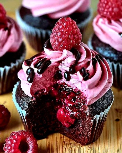 Chocolate Covered Strawberry Recipe, Sweet Roll Recipe, Fancy Cupcakes, Party Food Buffet, Food Babe, Edible Food, Sweet Snacks Recipes, Chiffon Cake, Baking Sweets