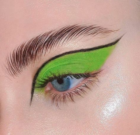 Green Black Makeup, Makeup With Black Eyeliner, Neon Green Eye Makeup, Green Eye Makeup, Swag Makeup, Green Makeup, Green Eye, Eye Makeup Designs, Black Makeup