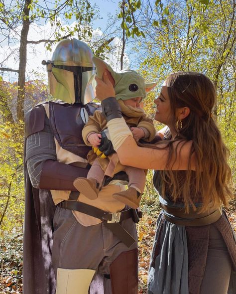 Yoda Halloween Costume, Star Wars Family Costumes, Family Costumes For 3, Baby Yoda Costume, Tess Christine, Disfraz Star Wars, Family Themed Halloween Costumes, Yoda Halloween, Yoda Costume