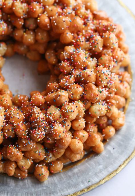 Easy Struffoli Recipe, Honey Balls Recipe, Crostoli Recipe, Struffoli Recipe, Honey Balls, Italian Christmas Cookies, Best Christmas Desserts, Christmas Desserts Easy, Holiday Sprinkles