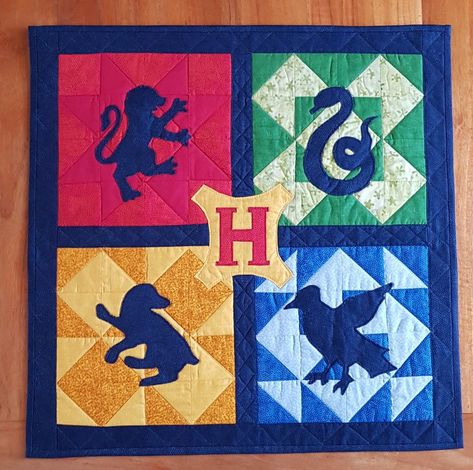 Harry Potter Quilts, Harry Potter Quilt Pattern, Harry Potter Patchwork, Harry Potter Sewing, Nerdy Quilts, Harry Potter Baby Quilt, Potter Barn, Harry Potter Gifts Diy, Harry Potter Quilt